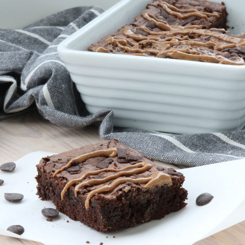 Mélanger un gâteau au chocolat bio et un mélange à gâteau à la vanille pour des gâteaux à faible teneur en glucides*