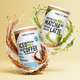 Bio Protein Pulver Duo – Iced Matcha Latte und Iced Coffee Dosen mit Splash auf warmem Studio-Hintergrund